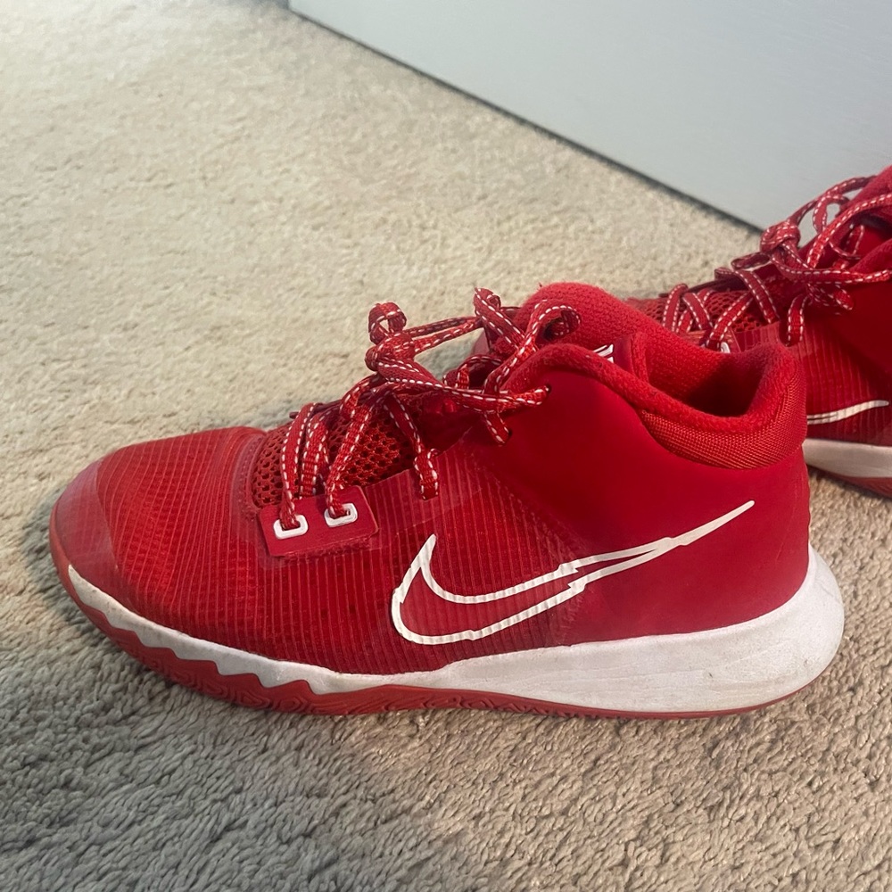 Nike Kyrie - boys size 5.5